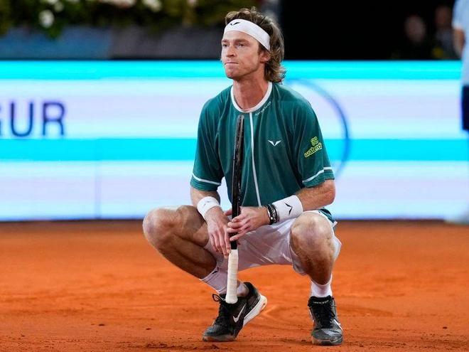 从落选新秀到3000万先生：湖人后卫奥斯汀·里夫斯的逆袭传奇